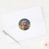 Teddybeer in een weide, schattig op maat ronde sticker (Envelop)