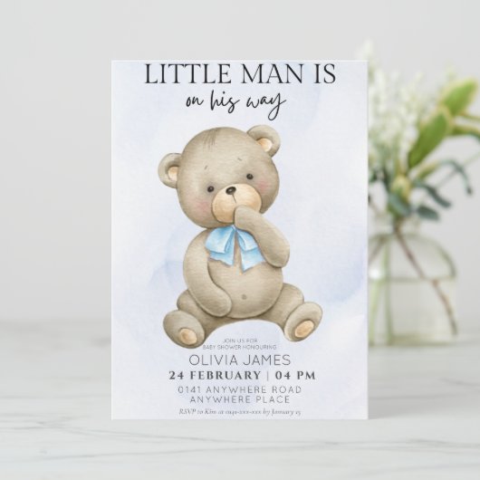 Teddybeer klein man is op weg baby shower kaart (Staand voorkant)