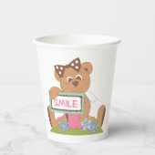 Teddybeer met boog die het lachsignaal vasthoudt papieren bekers (Voorkant)