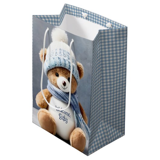 Teddybeer met sjaal en Pet Medium Cadeauzakje (Voorkant Gekanteld)