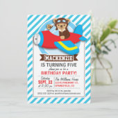 Teddybeer piloot in rode Speelgoed vliegtuig; blau Kaart (Staand voorkant)