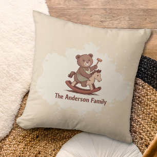 Teddybeer rijdt op een rotspaard kussen