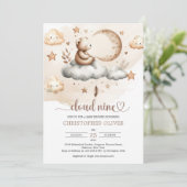 Teddybeer zit op een wolk neutrale kleuren kaart (Staand voorkant)