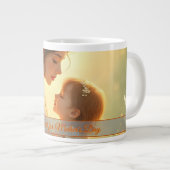 Tedere moederlijke liefde in bloeiend licht grote koffiekop (Voorkant rechts)