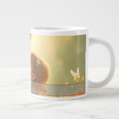 Tedere moederlijke liefde in bloeiend licht grote koffiekop (Rechts)