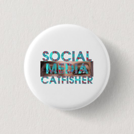 TEE Social Media Catfisher Ronde Button 3,2 Cm (Voorkant)