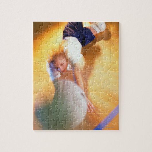 Teenage Girl Spelling Volleyball Legpuzzel (Verticaal)