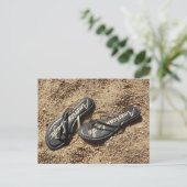Teenslippers in de zand briefkaart (Staand voorkant)