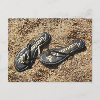 Teenslippers in de zand briefkaart