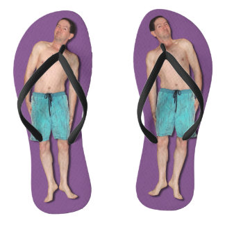 teenslippers met een kleine jongen