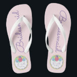 Teenslippers met persoonlijke weddenschappen<br><div class="desc">Teenslippers hebben een originele markeringsillustratie van een trouwcake,  met BRIDESMAID in een leuk paars lettertype. Je kunt je gewoon personaliseren met de initialen van het paar en de trouwdatum.</div>