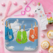 Teenslippers op clothesline papieren bordje (Feest)