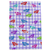 Teenslippers op Gingham Medium Gift Bag Cadeauzakje (Voorkant)