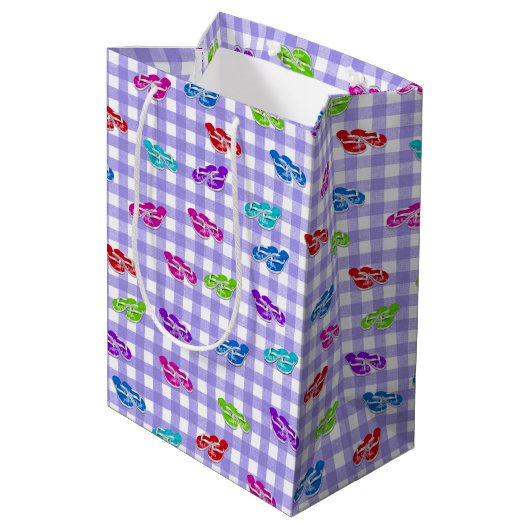 Teenslippers op Gingham Medium Gift Bag Medium Cadeauzakje (Achterkant Gekanteld)