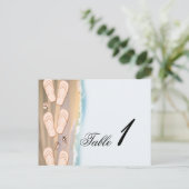 Teenslippers op het strand trouwtafel nummer briefkaart (Staand voorkant)