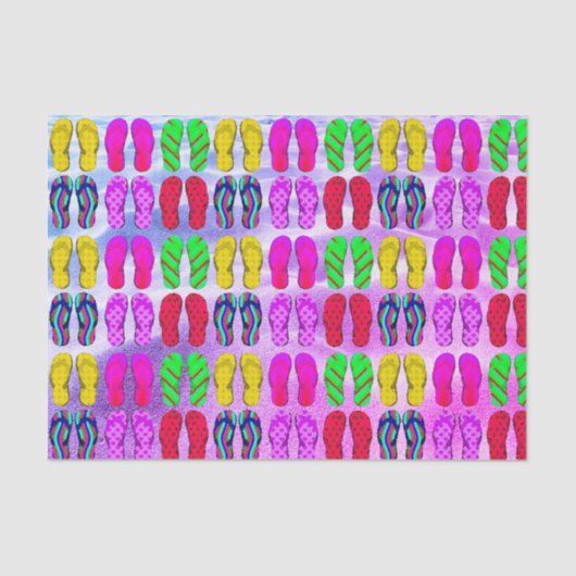 Teenslippers over het zand-weefseldocument tissuepapier (Voorkant)