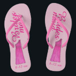 Teenslippers van de Roze Bridesmaid Dress Wedding<br><div class="desc">Teenslippers zijn voorzien van een originele markeringsillustratie van een roze bruidsmeisje/dienstmeisje van een eremjurk, met BRIDESMAID in een leuk lettertype. Geweldig cadeautje voor je bruiloft. Eenvoudig personaliseer met de datum van uw gebeurtenis. Coördinerende design beschikbaar voor andere leden van de bruidspartij. De ontwerper is beschikbaar aan creëer en uploadt douaneontwerpen...</div>