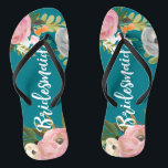 Teenslippers van geverfde Floral Blooms Bridesmaid<br><div class="desc">Witte script "Bridesmaid" boven voortreffelijke acrylfloralen en aangepaste kleur achtergrond. 

De prachtige bloemen zijn bij Creëer the Cut. Zoek ze op Creative Market https://crmrkt.com/7WdAX,  Etsy https://www.etsy.com/shop/CreateTheCut en www.createthecut.com

Zoek passende broodjes voor een bruidfeest in mijn winkel!</div>