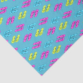 Teenslippers van het zomerstrand op blauw tissuepapier (Detail)