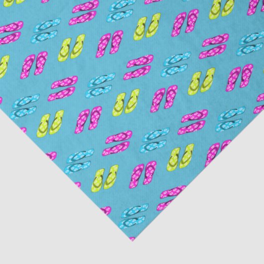 Teenslippers van het zomerstrand op blauw tissuepapier (Detail)