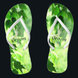 Teenslippers van Leafy Wedding Groom<br><div class="desc">Deze Groom bruiloft teenslippers nodigen je uit om een bladzijdige zomerwereld van natuur binnen te komen. Maple verlaat lijst een zonnige bosscène met geel,  wit en groen. Pas de tekst aan voor je speciale gelegenheid.</div>