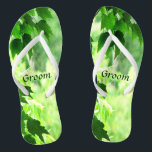 Teenslippers van Leafy Wedding Groom<br><div class="desc">Deze Groom bruiloft teenslippers nodigen je uit om een bladzijdige zomerwereld van natuur binnen te komen. Maple verlaat lijst een zonnige bosscène met geel, wit en groen. Pas de tekst aan voor je speciale gelegenheid.</div>