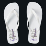 Teenslippers van speciale huwelijksbendes<br><div class="desc">Teenslippers hebben een originele markeerafbeelding van een gelaagde trouwcake met vorst en paarse bloemen. Pas je gewoon aan met je initialen!</div>