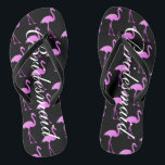 Teenslippers voor het strandbruiloft van Flamingo<br><div class="desc">Elegant roze flamingo bruiloft teenslippers voor bruidsmeisjes. De achtergrond en de riem van de douane kleur en gepersonaliseerd met naam of monogram initialen. Moderne zwarte en roze zijn en haar sandalen met een stijlvolle scriptkalligrafie. Plotseling voor een strandthema bruiloft, huwelijk, vrijgezellenfeest, verloving, herdenking, bbq, bachelorette, bachelor, weekendreis voor meisjes, enz....</div>