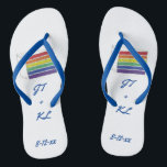 Teenslippers voor Regenboogbg LGBT Gay Wedding Lay<br><div class="desc">Teenslippers zijn voorzien van een originele markeerteken ter illustratie van een stuk taart van de regenboogbruiloft die is getopt met vanille-vorst. Pas je gewoon aan met je initialen en datumgegevens voor een unieke bruiloft!</div>