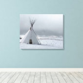 Teepee in Sneeuw Canvas Kunstdruk Afdruk (Insitu (Houten vloer))