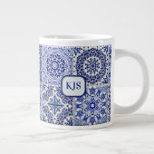 Tegel landkatoen - blauw en wit - Initialen op Grote Koffiekop (Rechts)