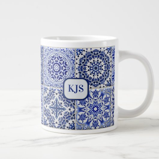 Tegel landkatoen - blauw en wit - Initialen op Grote Koffiekop (Rechts)