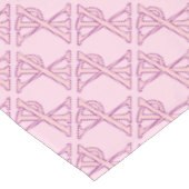 Tegeld Pink Chi Ro-kruis op Roze Tafelkleed (Gekanteld)