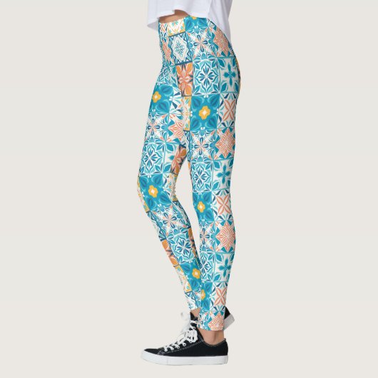 tegels in blauw en oranje leggings (Links)