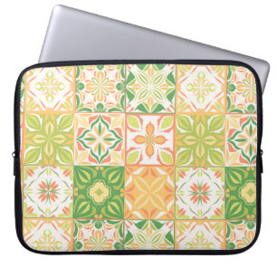 tegels in groen en geel laptop sleeve
