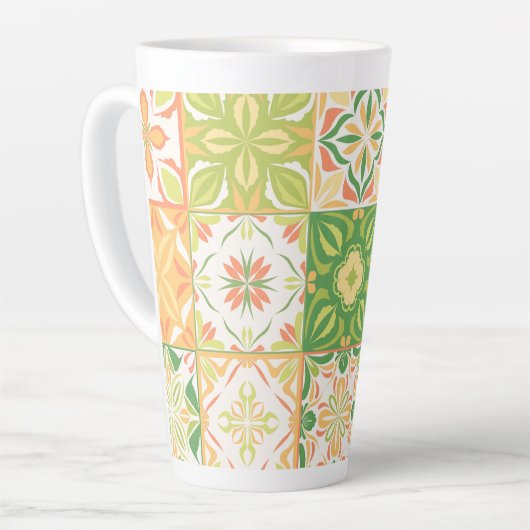 tegels in groen en geel latte mok (Linkerhoek)