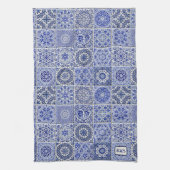 Tegels met hun initialen zoeken naar blauw theedoek (Verticaal)