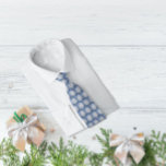 Tegelvormig Roos-achtig papier sneeuwvlok op blauw Stropdas<br><div class="desc">Deze stropdas heeft een betegeld roos-achtig ontwerp van een zeszijdige papieren sneeuwvlok. De sneeuwvlok wordt weergegeven op een blauwe achtergrond van het verloop.</div>