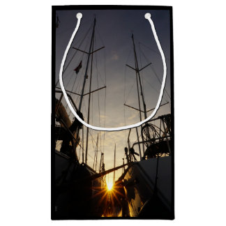 Tegenlicht bij 2 zeilboten in de haven. klein cadeauzakje