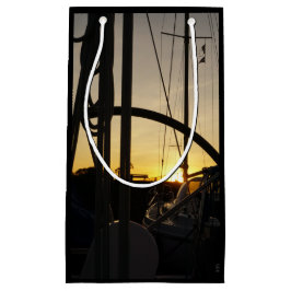 Tegenlicht bij 2 zeilboten in de haven. klein cadeauzakje