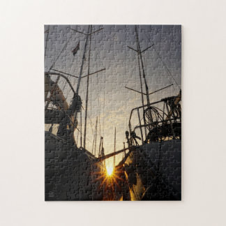 Tegenlicht bij 2 zeilboten in de haven. legpuzzel