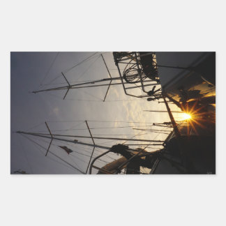 Tegenlicht bij 2 zeilboten in de haven. rechthoekige sticker