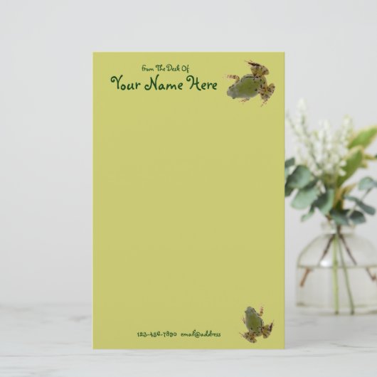 Tegenover elkaar klimmende groene kikkers Close-up Briefpapier (Staand voorkant)