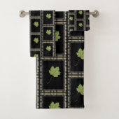 TEGENWOORDIGE MODERNE GROENE LEAF OP ZWART BAD HANDDOEK (Insitu)