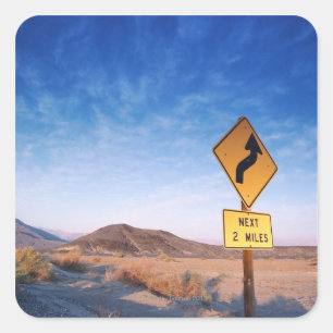 Teken op de Death Valley Road in zonsondergang Vierkante Sticker