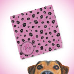 Tekenafdrukken en harten patroon Roze monogram Bandana<br><div class="desc">Kute bandana met zwarte pootafdrukken en roze hartenpatroon op roze kleur. Lovely accessoire for dogs and dog eigenaars:) ・ Personaliseer het met de naam en het monogram van een huisdier, schrap tekst of pas verder aan - geef doopvonten, kleuren uit, resize/beweeg/schrap elementen, voeg tekst en meer toe, of breng het...</div>