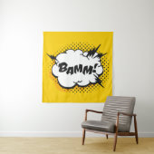 Tekening van de kunstspraak van de pop met tekst.  wandkleed (In situ)