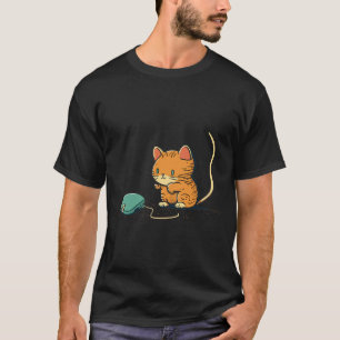 Tekening van een kitten die op een computermuis ja t-shirt
