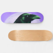 Tekening van een raaf op neon paarse achtergrond persoonlijk skateboard (Horizontaal)