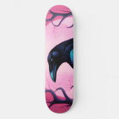 Tekening van een raaf op neon roze achtergrond persoonlijk skateboard (Voorkant)